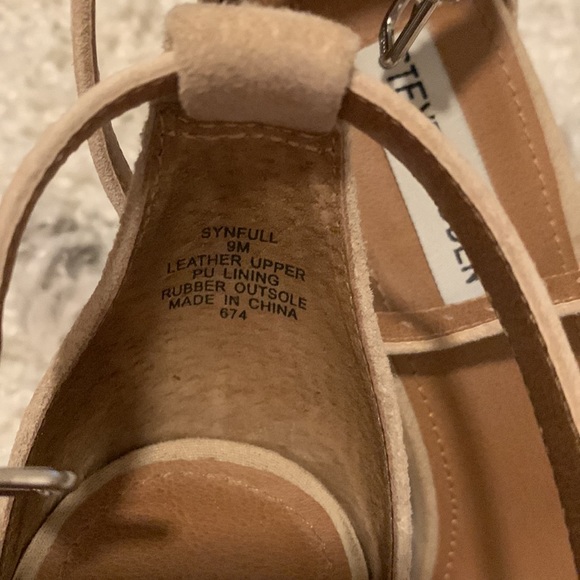 Steve Madden Synfull Fringe Suede Sandals Tan - Picture 2 of 4